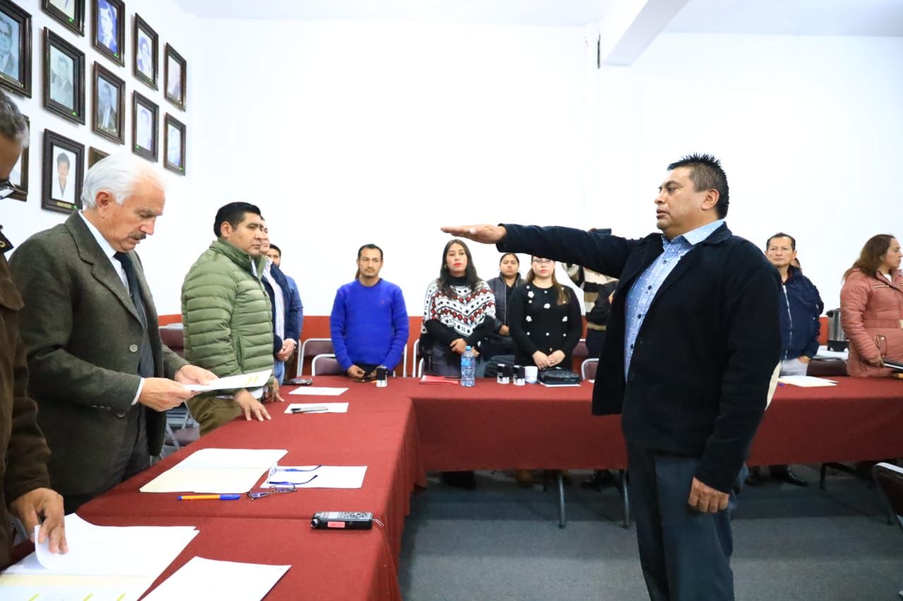Rinden protesta dos presidentes de comunidad  en Cabildo de Chiautempan